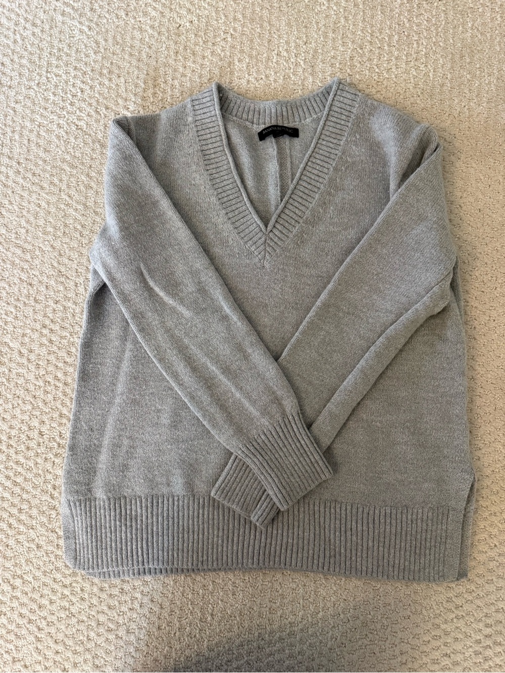 Banana Republic V-Neck Sweater in Light Gray